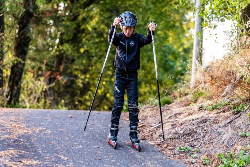 En ung skiskytter på rulleski
