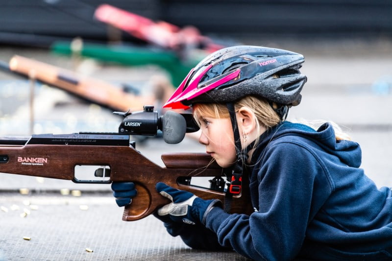 En ung skiskytter sikter med rifla si