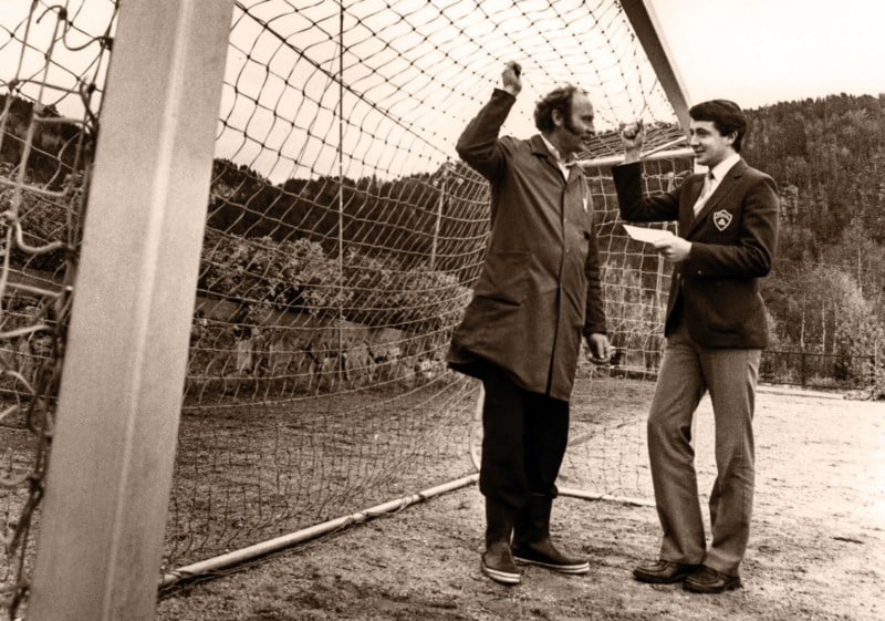 Banksjef Tobias Oftedal overrekker en sjekk på 8 000 kroner til formann Sverre Kvinlaug i 1982