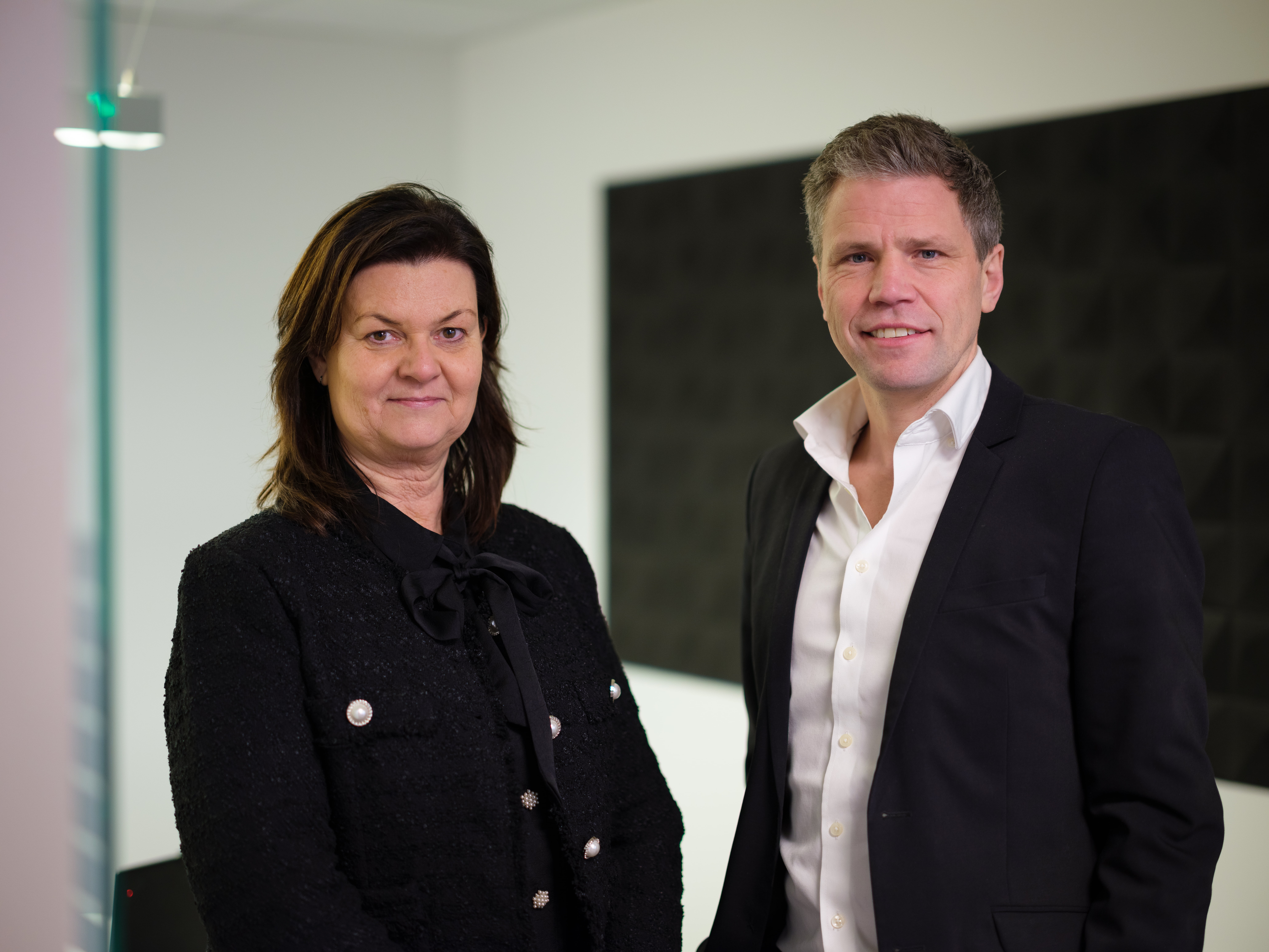 Bilde av administrerende banksjef Tone Syvertsen og daglig leder i Aktiv Kristiansand Andre Sandvik 