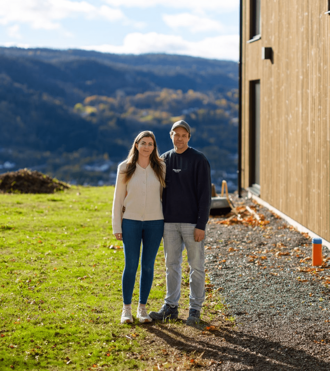 Par står på utsiden av ny bolig