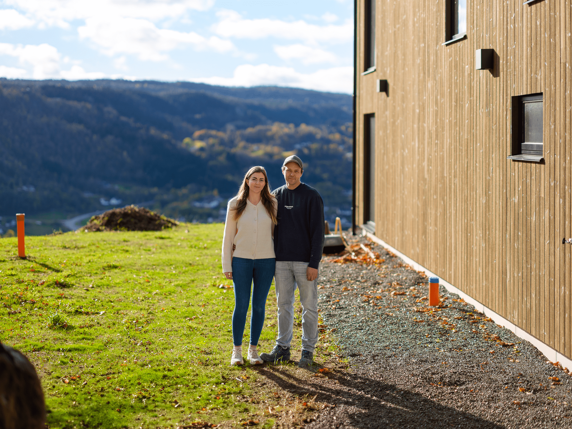 Familie utenfor ny bolig på Hamre