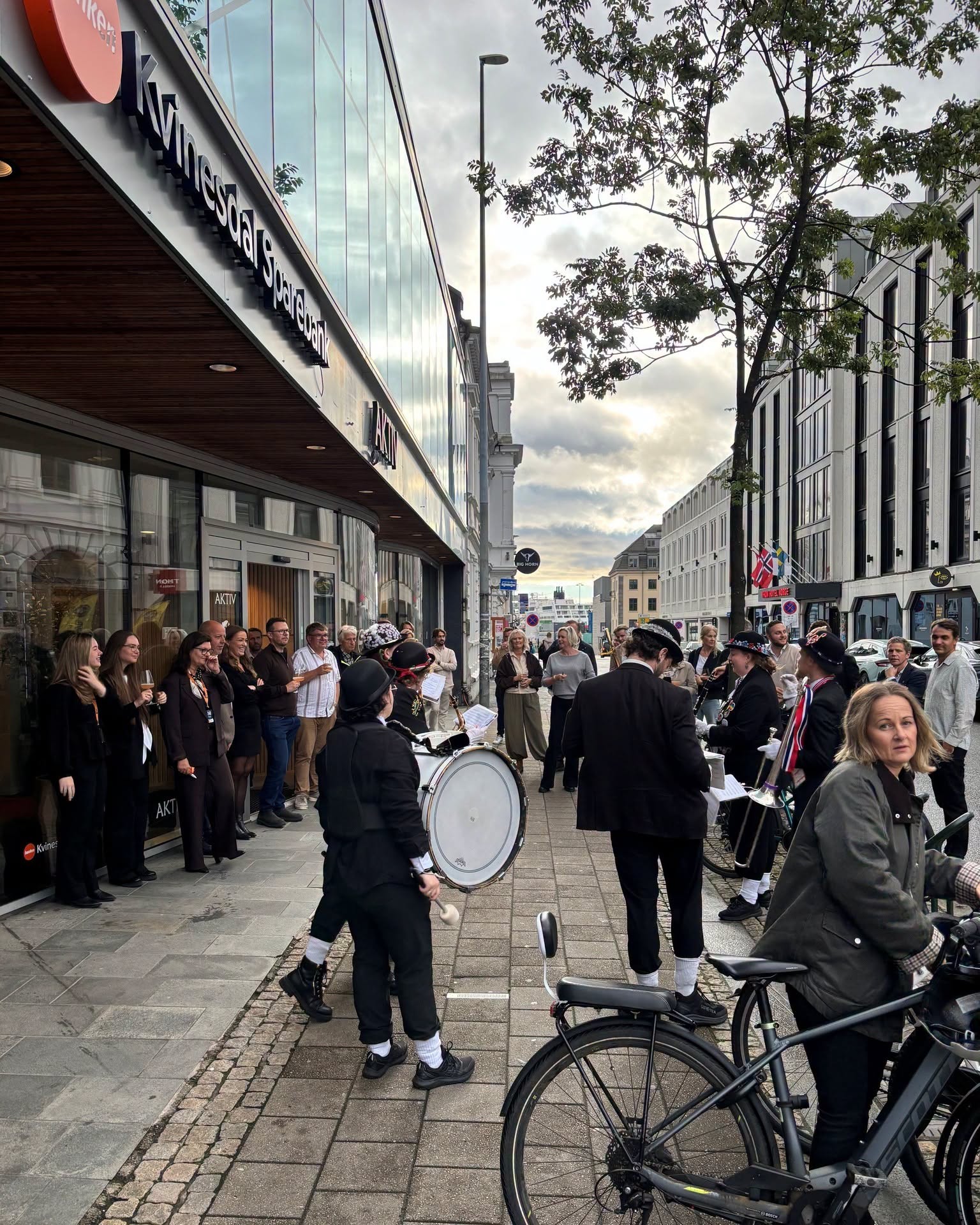 Feiring i markens gate 9 utenfor bankens lokaler med tilskuere