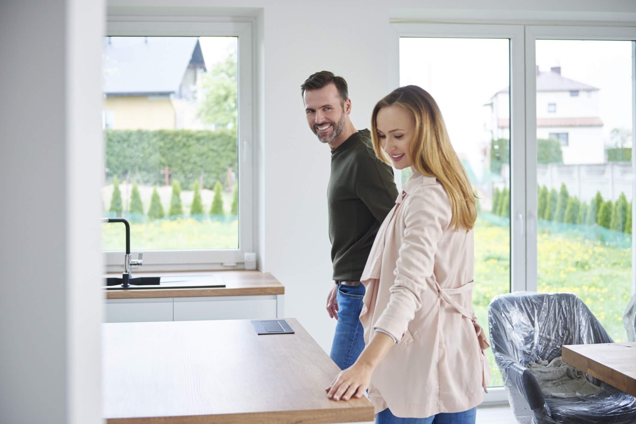 Par som ser på kjøkken på visning