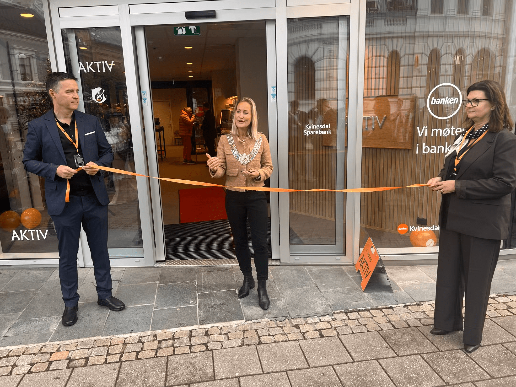 Varaordfører Charlotte Beckmann Finnestad klipper snoren sammen med leder PM Pål Hompland og administrerende banksjef Tone Egeland