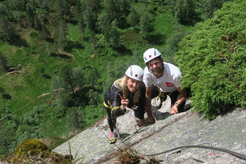 To blide klatrere er på vei opp Knaben Via Ferrata