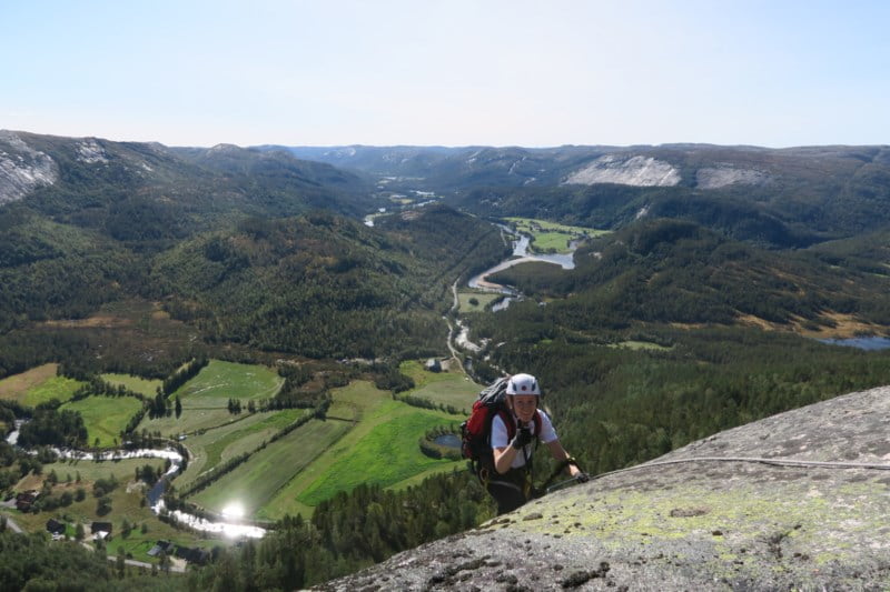 En klatrer er på vei opp Knaben Via Ferrata